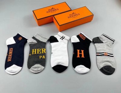 特 Hermes 爱马仕大H新品男款春夏款袜子 一盒五双 提花经典H家标志，纯棉材质制造，透气舒适，超级Nice超火爆小单品，大牌出街，潮人必备超好搭
