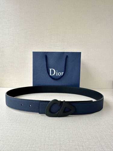 宽度3.5Cm Dior 这款黑色哑光涂漆饰面 不锈钢腰带扣是春季男装系列新品，展示 Cd30 标志，灵感源自 B30 运动鞋。可与各式 35 毫米腰带搭配，提