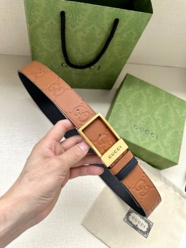 特 宽度3.8Cm Gucci 衔接品牌的过去和现在，以焕新方式继续演绎经典元素。这款黑色皮革腰带饰有Gg字母交织图案，以Gucci刻花呈现长方形搭扣开合设计。