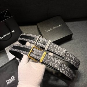 特 ，Dg，宽3.5㎝ Dolce&Gabbana 全新小牛皮腰带，干练摩登配饰，缀以缎纹金色电镀金属细节。小牛皮腰带。缀以缎纹金色电镀金属。滚轴搭扣与单针带扣