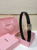 缪缪miumiu 古金扣宽度：3Cm这款皮革腰带是提升别致造型品味的理想之选。醒目的标志性徽标装点搭扣，营造精致撞色与纹理金属徽标搭扣搭扣饰醒目徽标