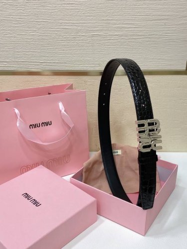 缪缪miumiu 古金扣宽度：3Cm这款皮革腰带是提升别致造型品味的理想之选。醒目的标志性徽标装点搭扣，营造精致撞色与纹理金属徽标搭扣搭扣饰醒目徽标