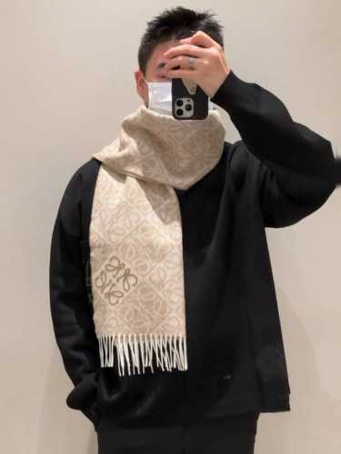 简直了！罗意威新品围巾太火爆了 秋冬新品围巾 升级后的棋盘格也太精致好看了 印有浮雕Anagram 经典三配色，先出了奶茶色 秋冬第一条围巾就选它