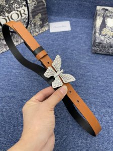特 迪奥550 2.0Cm 这款 30 Montaigne Avenue 腰带从同名手袋汲取灵感，是二零二三年秋季新品。采用黑色光滑 牛皮革精心制作，质感柔软，