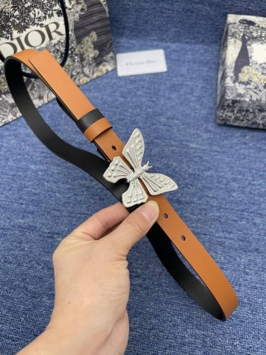 特 迪奥550 2.0Cm 这款 30 Montaigne Avenue 腰带从同名手袋汲取灵感，是二零二三年秋季新品。采用黑色光滑 牛皮革精心制作，质感柔软，