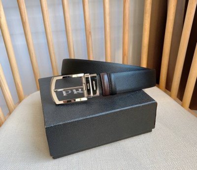 Prada 普拉达 这款可双面佩戴的腰带一面采用标志性的Saffiano皮革制作 承载着品牌象征性的图案 释放优雅与现代气息 宽:3.5Cm