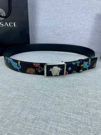 宽度4.0Cm Versace 范思哲 此款palazzo腰带采用牛皮革面料制作 并饰有Le pop Classique图案印花和标志性的美杜莎五金配件 - 点击图像关闭