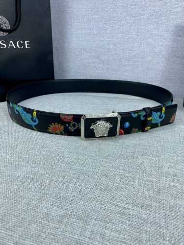 宽度4.0Cm Versace 范思哲 此款palazzo腰带采用牛皮革面料制作 并饰有Le pop Classique图案印花和标志性的美杜莎五金配件