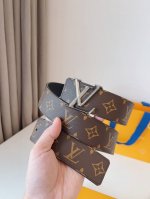 特 Lv 这款经典而又魅力恒久的腰带外型宽大，带扣和牛仔装相得益彰，彰显一派休闲气息。易搭配各类服饰；经典不过时。宽度：40Mm