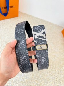 品名： Lv..路易..威登腰带皮带原单 型号：挂扣，经典纯钢材质挂扣，头层牛皮，图片实物拍摄 材料：头层牛皮，挂扣系列，纯钢材质扣头，镀钯电镀工艺永不掉色。原