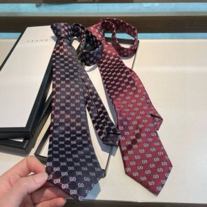 G家专柜新款 Gg标识印花领带 男士领带，稀有采用经典小G Logo提花展现精湛手工与时尚优雅的理想选择，这款领带将标志性完美的结合，以时尚搭配手法演绎的更显雅