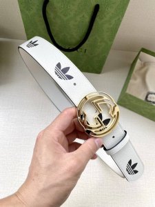 特 宽带4.0Cm Gucci 作为adidas X Gucci联名系列之一，这款皮革腰带饰有gucci Trefoil印花。Adidas和gucci大胆探索联