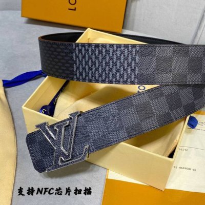 L0Uis Vuitt0N 專櫃最新升級版本 寬度40毫米 精湛工藝定制帆布面料襯托進口小牛皮底 搭配精鋼贴皮字母搭扣 与腰带相呼应 雙面用 經典百搭款！