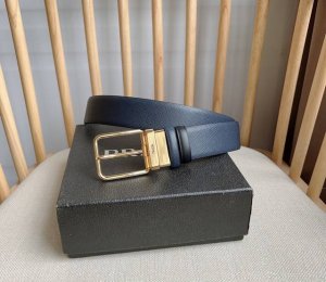 Prada 普拉达 这款可双面佩戴的腰带一面采用标志性的saffiano皮革腰带配以标志性形状的金属搭扣 释放优雅与现代气息 宽:3.5Cm