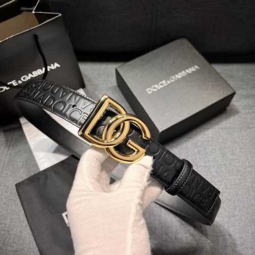 Dg，宽3.5Cm Dolce&Gabbana 全新小牛皮腰带，干练摩登配饰，缀以缎纹金色电镀金属细节。 小牛皮腰带，缀以缎纹金色电镀金属细节：