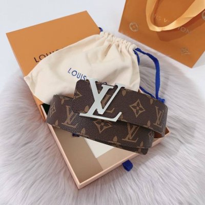 特 ：配送专柜全套礼盒包装。 Lv 40 毫米双面腰带将 帆布和柔软小牛皮分饰两面，以摩登视角重绎路易威登的经典设计，更有 Lv 字母搭扣绘上标志性一笔。搭提供