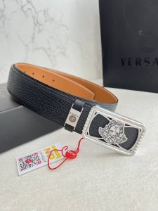 品名：Versace.范思哲原单腰带 皮带 型号：挂扣，经典人头纯钢材质扣头，头层牛皮，图片实物拍摄 材料：百分百头层牛皮，保证真皮。24K纯钢扣双面可用专柜同