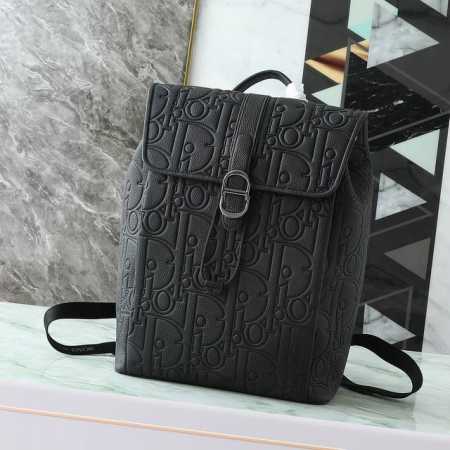 这款 Dior Daily 翻盖双肩背包是二零二五秋季男装系列新品，展现优雅实用的设计。Dior Gravity 印花效果皮革采用压花工艺将经典图案精致地呈现于 - 点击图像关闭