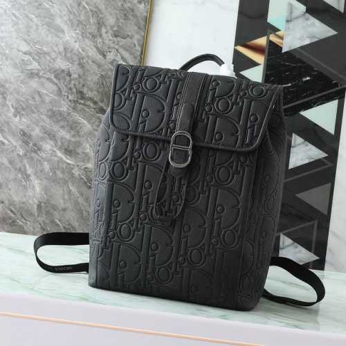 这款 Dior Daily 翻盖双肩背包是二零二五秋季男装系列新品，展现优雅实用的设计。Dior Gravity 印花效果皮革采用压花工艺将经典图案精致地呈现于