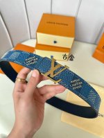 特 片裝1 ：40Mm 驢家 寬度40Mm Ss今季專櫃在售新品 男士系列 面浮雕有品牌花紋 配以原廠純色小牛皮 搭配精緻搭扣！雙面用