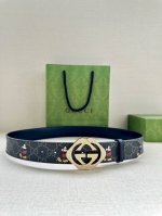 宽度4.0Cm Gucci 米奇动漫图案是Gucci的标志性元素之一，在这款配饰中焕新演绎为卡通风格设计。这款腰带融合了经典米奇元素和双G图案，突显品牌悠久的设