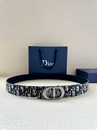 Dior 这款金属覆层黄铜腰带扣是春秋系列新品，展示 Cd Icon 标志和 Oblique Cosmo 图案，致敬 Dior 的经典图案。可与各式 35 毫米 - 点击图像关闭