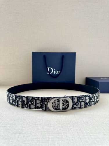 Dior 这款金属覆层黄铜腰带扣是春秋系列新品，展示 Cd Icon 标志和 Oblique Cosmo 图案，致敬 Dior 的经典图案。可与各式 35 毫米