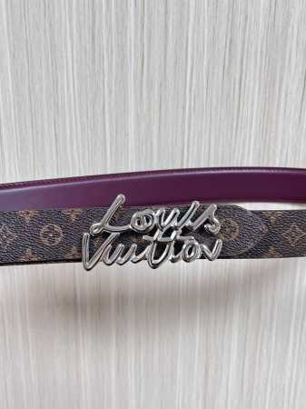 当季新款，腰带取材雍容牛皮革和 Monogram 帆布，便于随心切换两 式风尚。路易威登手写体标识化身为宽幅金属搭扣，于中央点亮视线 焦点，可为休闲和正式造型注 - 点击图像关闭