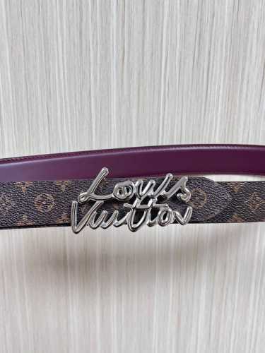 当季新款，腰带取材雍容牛皮革和 Monogram 帆布，便于随心切换两 式风尚。路易威登手写体标识化身为宽幅金属搭扣，于中央点亮视线 焦点，可为休闲和正式造型注