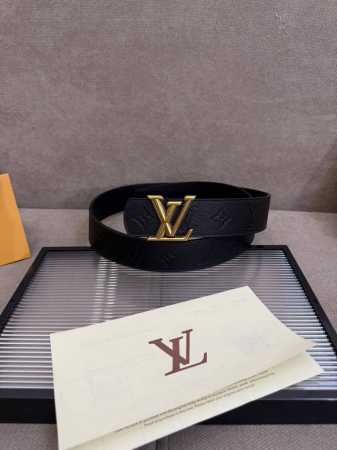 Lv Dimension 4.0双面腰带将经典格调引入新颖尺幅设计。皮革压印 Lv 字母和 Monogram 花卉，与纤秀 Lv 字母搭扣相映成趣，令品牌标识低 - 点击图像关闭