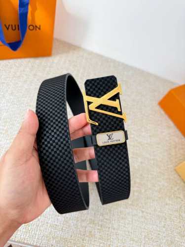 品名： Lv..路易..威登腰带皮带原单 型号：挂扣，经典纯钢材质挂扣，头层牛皮，图片实物拍摄 材料：头层牛皮，挂扣系列，纯钢材质扣头，钯镀电镀工艺永不掉色。原