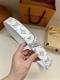 特 Lv 4.0宽 可逆带可以在两种方式。表带的一侧采用Monogram Shadow皮革打造标志性外观，另一侧则采用素色皮革打造低调效果。银色漆包条纹的Lv扣
