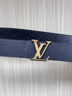 4.0宽，当季新款，双面牛皮，一面平纹压花，一面平纹底，搭配精品二次，底黑面金扣头，时尚，美观大方。
