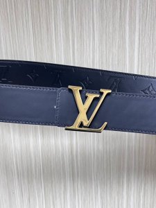 4.0宽，当季新款，双面牛皮，一面平纹压花，一面平纹底，搭配精品二次，底黑面金扣头，时尚，美观大方。