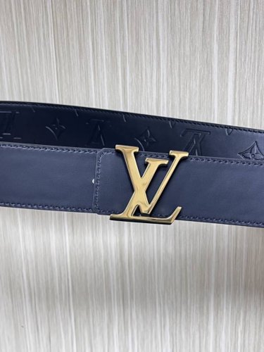 4.0宽，当季新款，双面牛皮，一面平纹压花，一面平纹底，搭配精品二次，底黑面金扣头，时尚，美观大方。