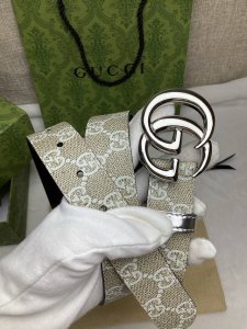 富有辨识度的Gg图案于2026早春系列焕然登场，为现代感十足的皮革配注入别致魅力。这款窄版腰带以层压效果Gg字母交织图案涂层织物打造，配以双G腰带扣。 DDD