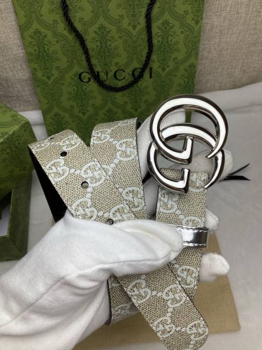 富有辨识度的Gg图案于2026早春系列焕然登场，为现代感十足的皮革配注入别致魅力。这款窄版腰带以层压效果Gg字母交织图案涂层织物打造，配以双G腰带扣。 DDD