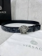 宽度4.0 Cm Versace 范思哲 此款经典的Versace腰带由柔软的小牛皮制成，饰有La Greca印花，并配有3D美杜莎腰带扣。