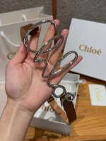 Chloe 洛伊小号女士腰链 柔软小牛皮腰带与银色五金标志性Logo相结合，与品牌珠宝系列焕发相似魅力，可将腰带佩戴于腰间或臀. 尺寸：S M L 总长：90、