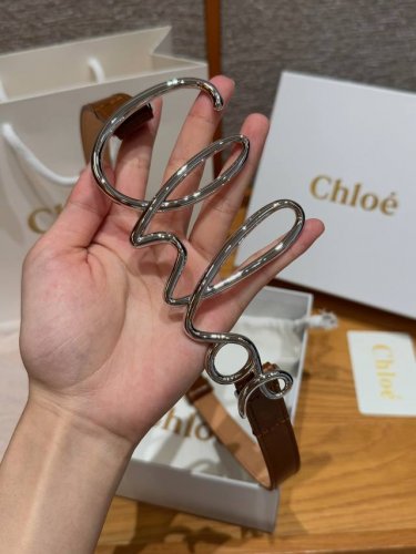 Chloe 洛伊小号女士腰链 柔软小牛皮腰带与银色五金标志性Logo相结合，与品牌珠宝系列焕发相似魅力，可将腰带佩戴于腰间或臀. 尺寸：S M L 总长：90、