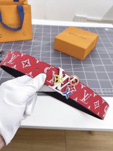 特 寬度：40Mm Lv Pyrmide Truck L Oeii雙面腰帶 驢家 海外原單代特供 面為進口小牛皮壓飾有標誌性品牌圖案效果工藝 原廠配色柔軟小牛皮