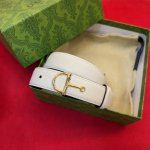 2012025这款腰带采用Gsupremepvc制作，匠心点缀品牌标志性的双G 元素，彰显品牌的马术传承。背面再添方形搭扣，演绎出众造型2.5Cm