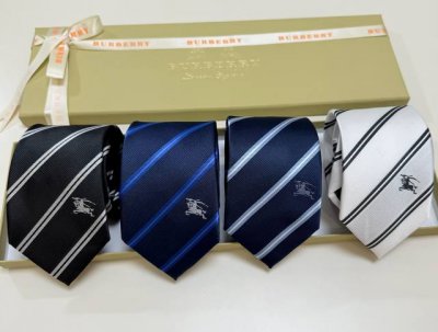 巴宝莉专柜同步领带巴宝莉稀有展现精湛手工与时尚优雅的理想选择，这款采用B家最具标志性的Vintage格纹和马标制成的丝质领带，以同色调手法演绎的更显雅致风范。让