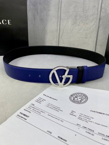 宽度4.0Cm Versace 范思哲 此款两面用皮革腰带的搭扣饰有品牌标志性的金 银色闪光virtus五金配件。