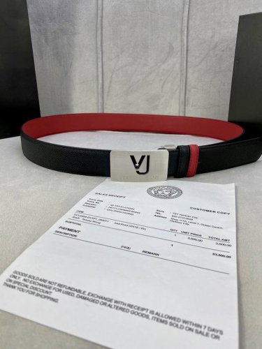 宽度3.5Cmversace 范思哲 此款柔软的手掌纹皮带饰有一个几何形状的希腊回纹别扣，既时尚又优雅。
