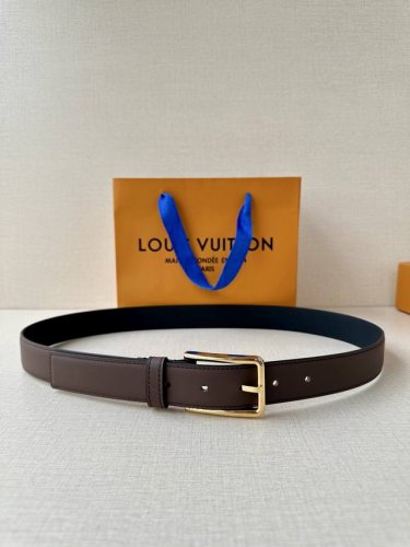 3.0宽 Pont Neuf Slim 腰带以深邃皮革塑造纤巧构型，于端头压印路易威登巴黎标识，与 Lv 压纹束带圈共筑别致细节，成就又一日常造型佳选