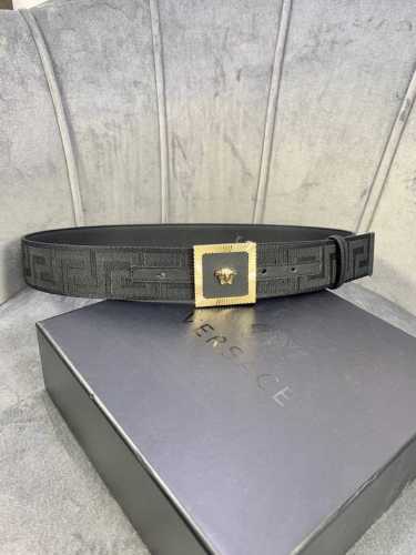 宽度：4.0Cm 范思哲 此款帆布回纹皮底 腰带饰有标志性的versace美杜莎头像扣，彰显品牌格调。是一款精美的衣橱必备单品。