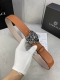 宽度4.0Cm 范思哲 此款水波纹砂底 腰带饰有标志性的Versace美杜莎头像扣，彰显品牌格调。是一款精美的衣橱必备单品。