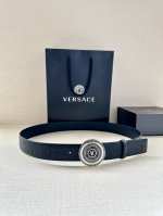 宽度3.8Cm Versace Jeans Couture 牛皮革V-Emblem板扣式皮带、饰有La Greca彰显个性设计。该铆钉腰带饰有La Greca五