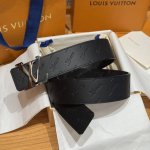 -驴家新款双面腰带 这款双面腰带取材Monogram 涂层帆布，借背面皮革的L.V Flower压纹彰显Pharrell Williams设计的崭新标识，别致搭